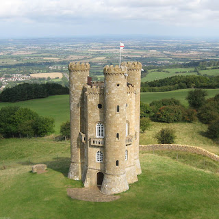 Broadway Tower, Cotswolds (England) - 4K drone video